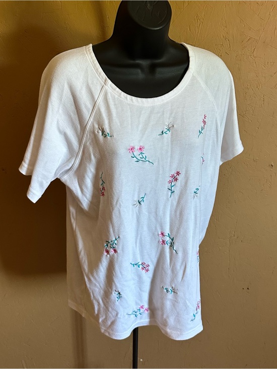 Jaclyn Smith Tops - Jaclyn Smith White Short-Sleeve Tee with Pink & Green Floral Embroidery 90s